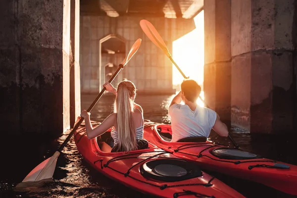 Coppia kayak al tramonto — Foto Stock