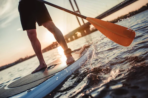 Adam Sup tahta üzerinde — Stok fotoğraf