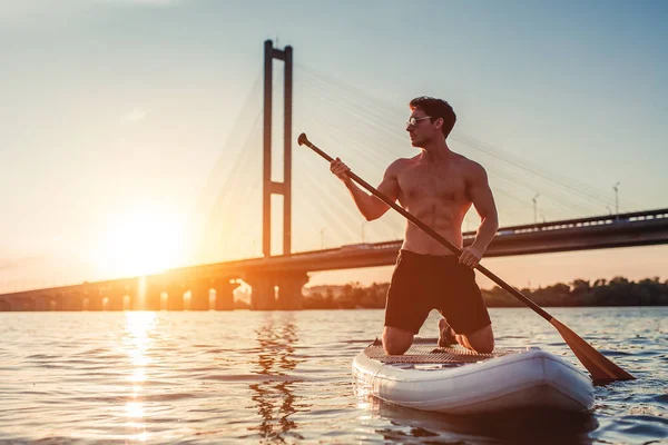 Adam Sup tahta üzerinde