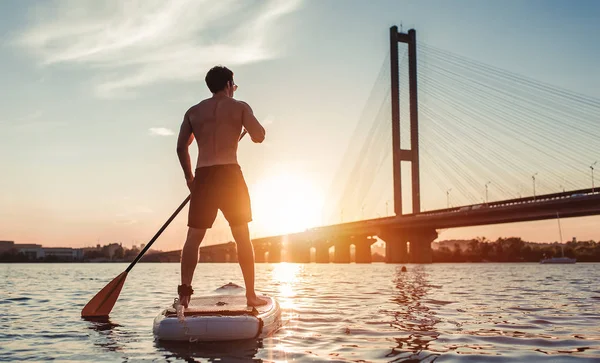 Adam Sup tahta üzerinde — Stok fotoğraf