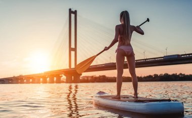 Kadın Sup tahta üzerinde