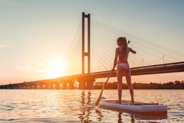 Kadın Sup tahta üzerinde