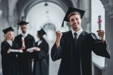 Üniversitesi'nde erkek mezunu