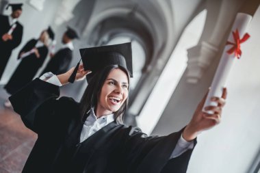 Üniversitesi'nde kadın mezunu