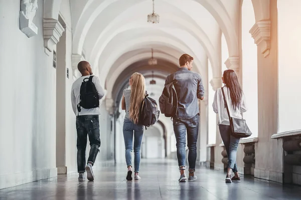 Studenti na univerzitě — Stock fotografie