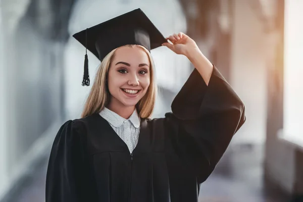 Feminino graduado na universidade — Fotografia de Stock