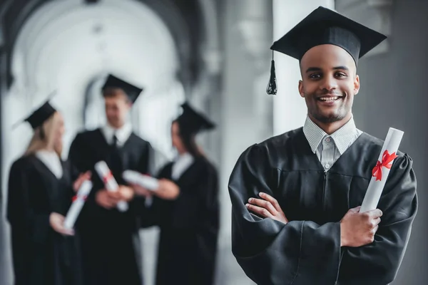 Graduação masculina na universidade — Fotografia de Stock