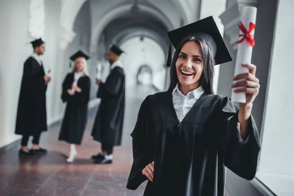 Feminino graduado na universidade — Fotografia de Stock