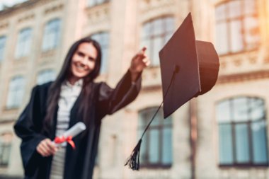 University yakınındaki kadın mezunu