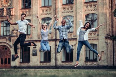 Öğrenciler üniversite yakınında