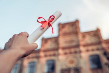 Diploma ele alarak.