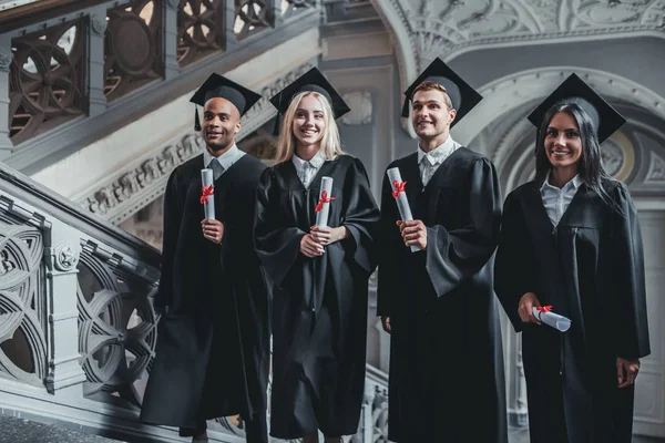 Üniversitesi mezunları