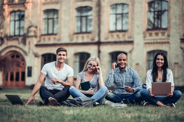 Öğrenciler üniversite yakınında