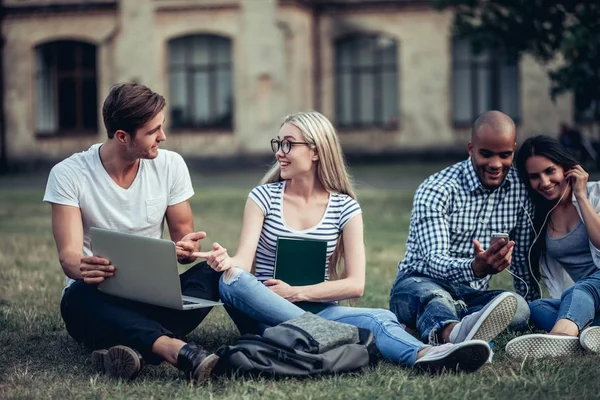 Étudiants près de l'université — Photo