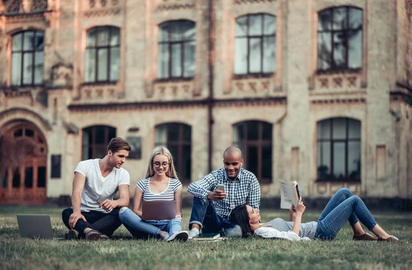 Étudiants près de l'université — Photo