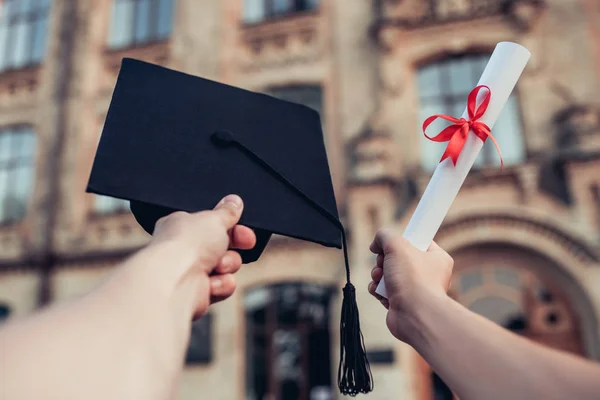 Tomando diploma na mão . — Fotografia de Stock