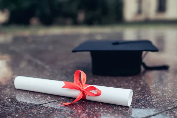 Diploma de graduação e chapéu — Fotografia de Stock