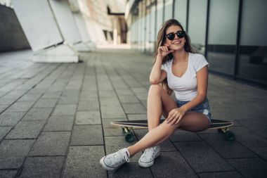 Kadın genç kaykay ile