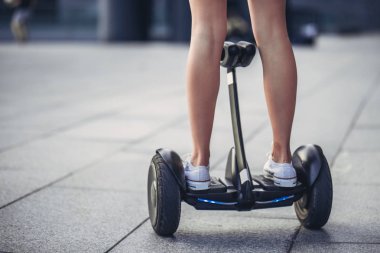 Gyro scooter üzerinde açık havada genç kadın