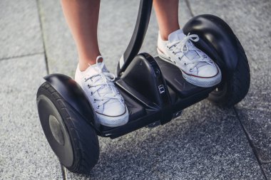 Gyro scooter üzerinde açık havada genç kadın