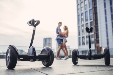 Gyro scooter üzerinde genç Çift