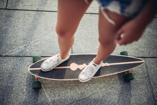Kvinnliga tonåringen skateboard — Stockfoto