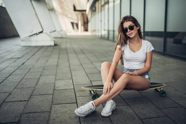 Adolescente feminina com skate — Fotografia de Stock