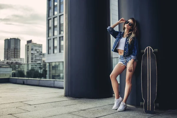 Adolescente donna con skateboard — Foto Stock