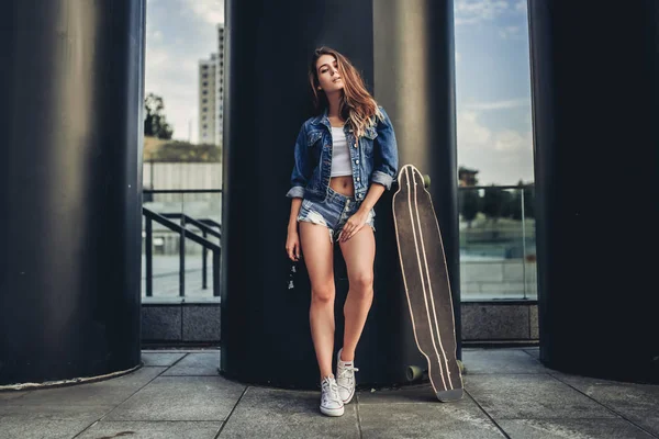 Adolescente donna con skateboard — Foto Stock