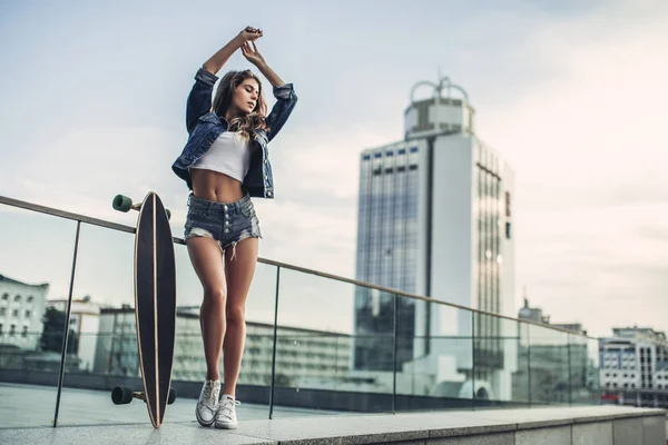 Θηλυκό έφηβο με skateboard — Φωτογραφία Αρχείου
