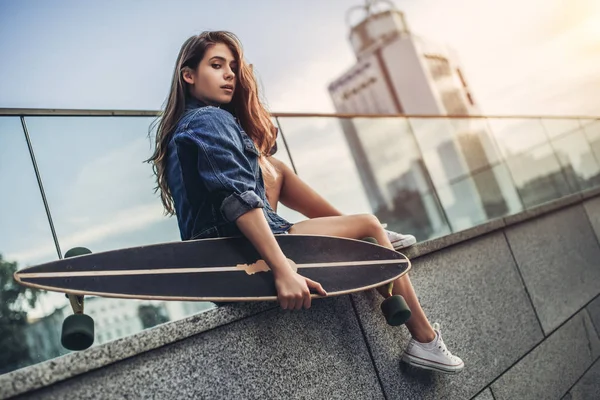 Adolescente feminina com skate — Fotografia de Stock