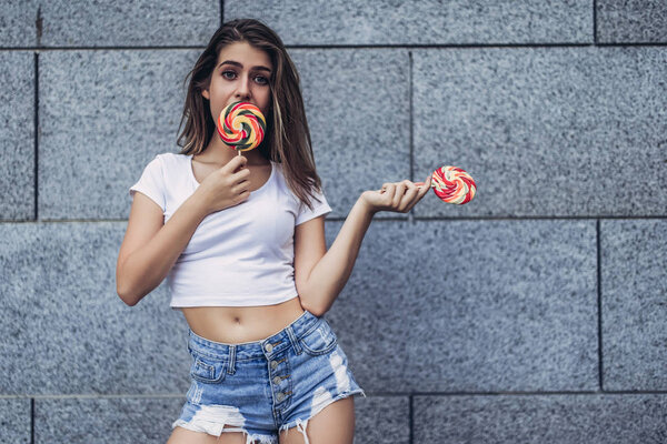 Красивый подросток веселится
