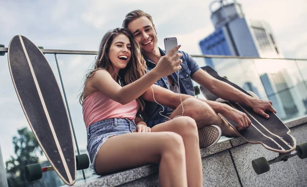 Jovem casal ao ar livre — Fotografia de Stock