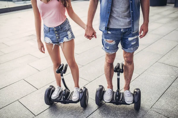 Jovem casal em scooters giroscópio — Fotografia de Stock