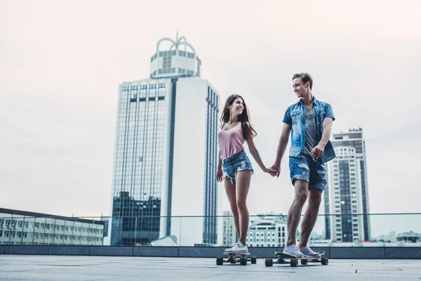 Adolescente casal se divertindo na cidade — Fotografia de Stock