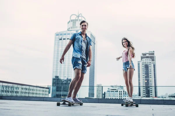 Adolescente casal se divertindo na cidade — Fotografia de Stock
