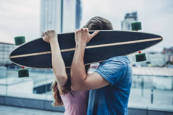 Teenage couple having fun in the city — Stock Photo, Image