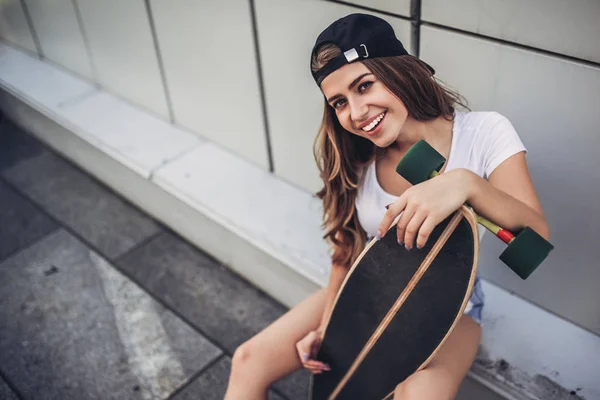 Adolescente feminina com skate — Fotografia de Stock