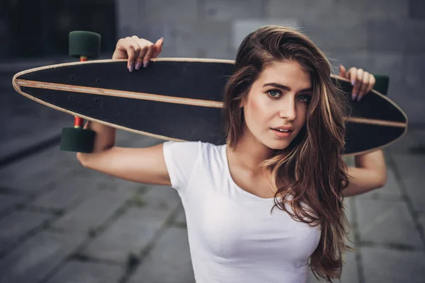 女性与滑板少年 — 图库照片