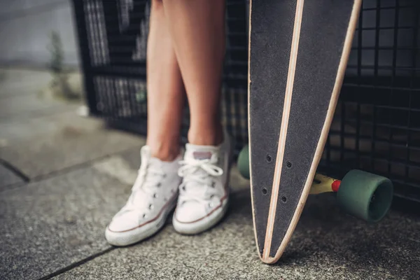 Adolescente feminina com skate — Fotografia de Stock