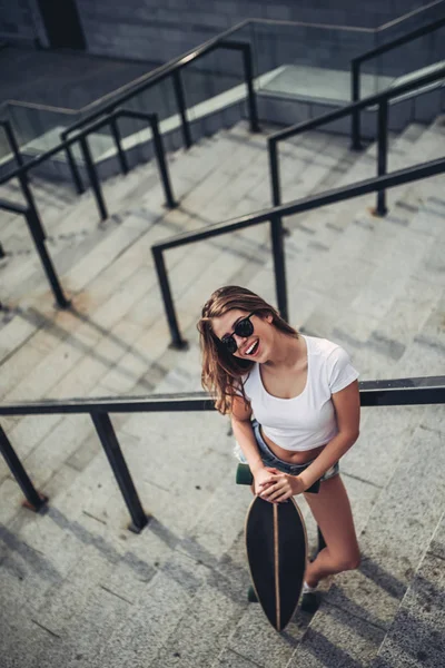 Ženský teenager s skateboard — Stock fotografie