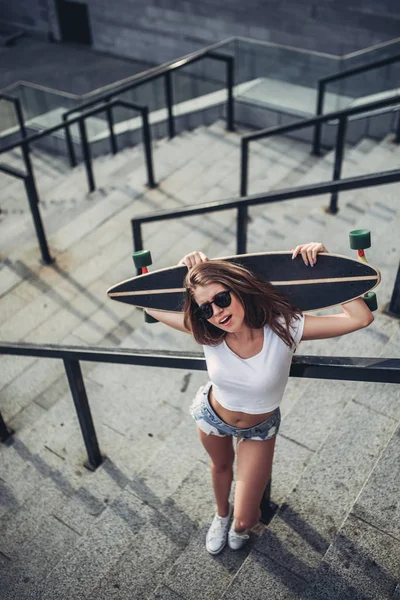 Θηλυκό έφηβο με skateboard — Φωτογραφία Αρχείου