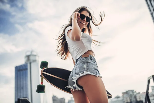 Adolescente feminina com skate — Fotografia de Stock