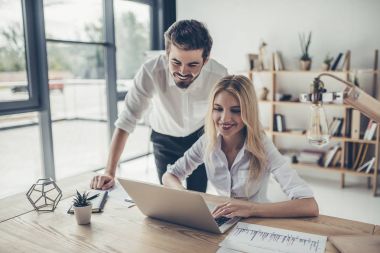 Ofiste çalışan çift.