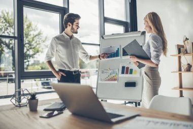 Ofiste çalışan çift.