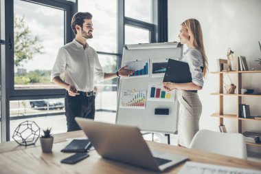 Ofiste çalışan çift.