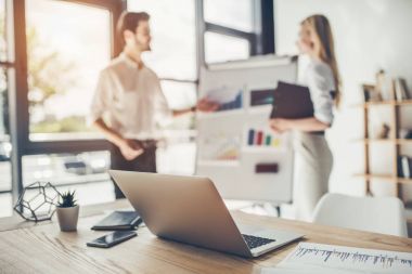 Ofiste çalışan çift.