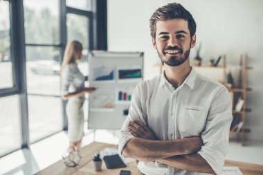 Ofiste çalışan çift.