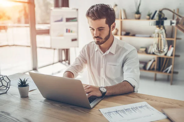 genç işadamı çalışma