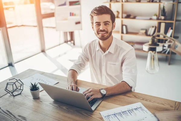 Jungunternehmer arbeitet — Stockfoto